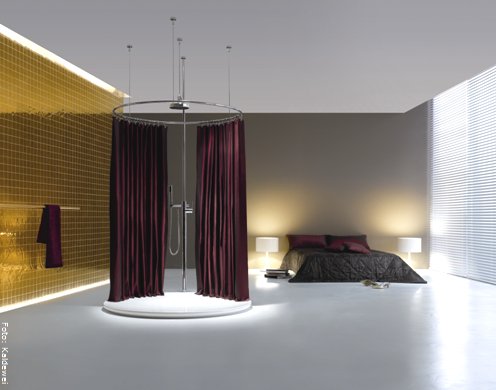 Die freistehende, runde  Dusche Piatto (Kaldewei) ist Luxus pur. Das avantgardistische Design wird  durch die außergewöhnliche Kombination mit dem edlen Duschvorhang und der freistehenden Duscharmatur (Dornbracht) noch unterstrichen.